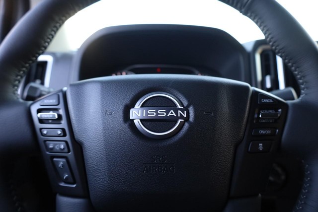 Nissan Frontier Vehicle Full-screen Gallery Image 9