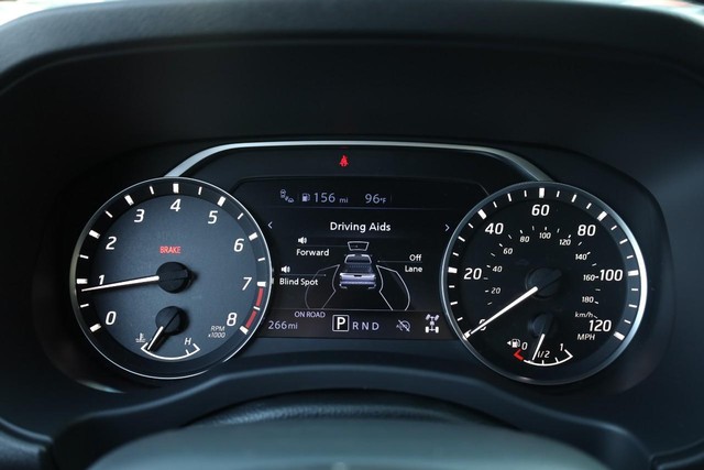 Nissan Frontier Vehicle Full-screen Gallery Image 10