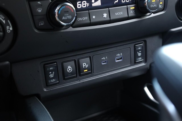 Nissan Frontier Vehicle Full-screen Gallery Image 14