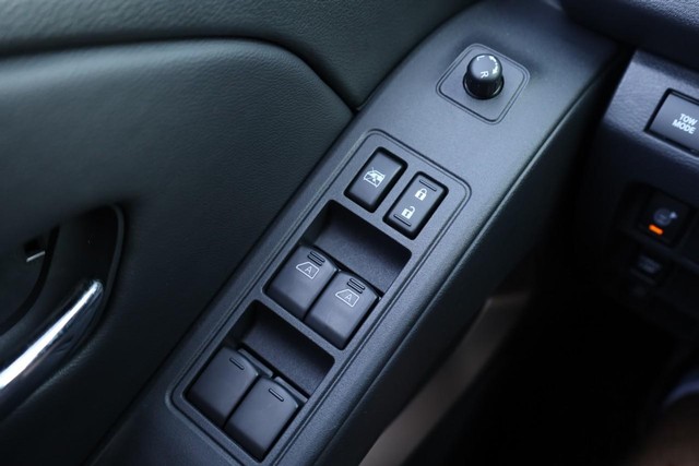 Nissan Frontier Vehicle Full-screen Gallery Image 18
