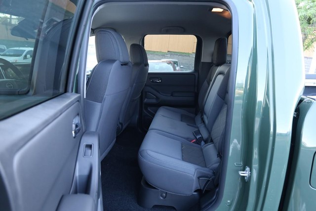 Nissan Frontier Vehicle Full-screen Gallery Image 21