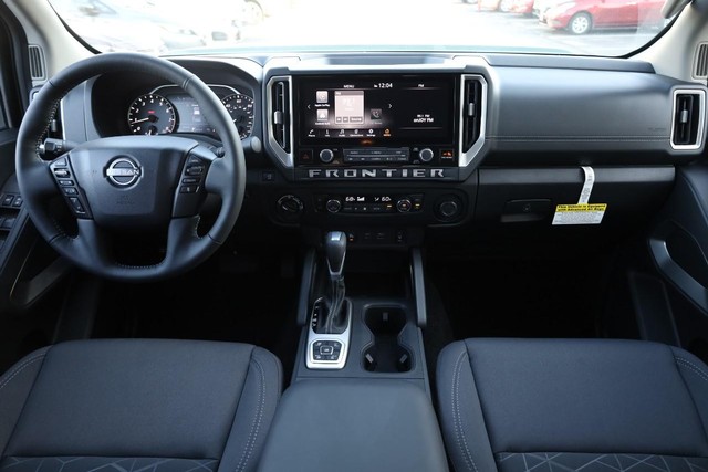 Nissan Frontier Vehicle Full-screen Gallery Image 23