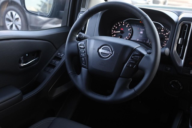 Nissan Frontier Vehicle Full-screen Gallery Image 24