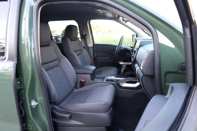 Nissan Frontier Vehicle Full-screen Gallery Image 25