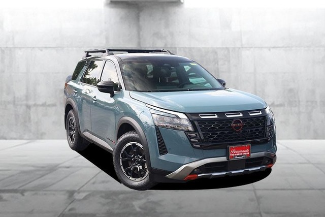 Nissan Pathfinder Vehicle Full-screen Gallery Image 2