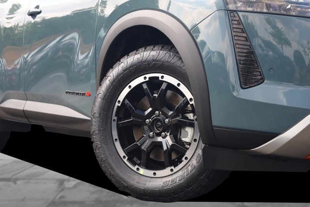 Nissan Pathfinder Vehicle Full-screen Gallery Image 3