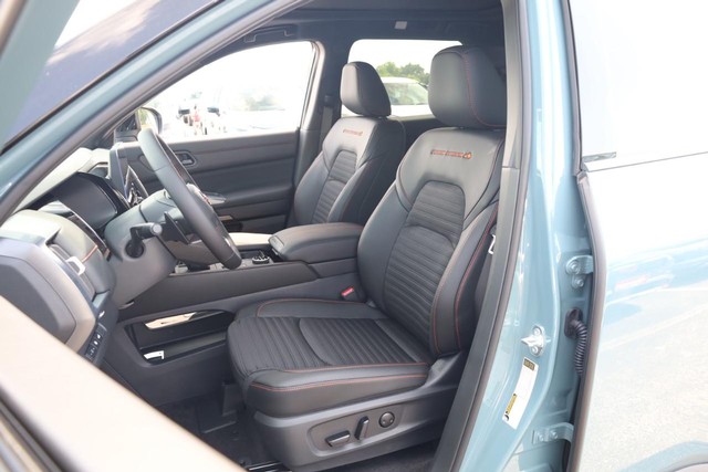 Nissan Pathfinder Vehicle Full-screen Gallery Image 10
