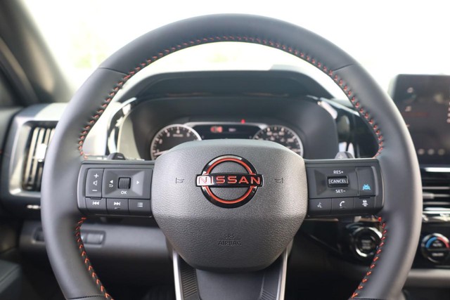 Nissan Pathfinder Vehicle Full-screen Gallery Image 11