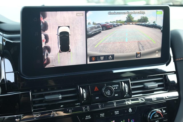 Nissan Pathfinder Vehicle Full-screen Gallery Image 14