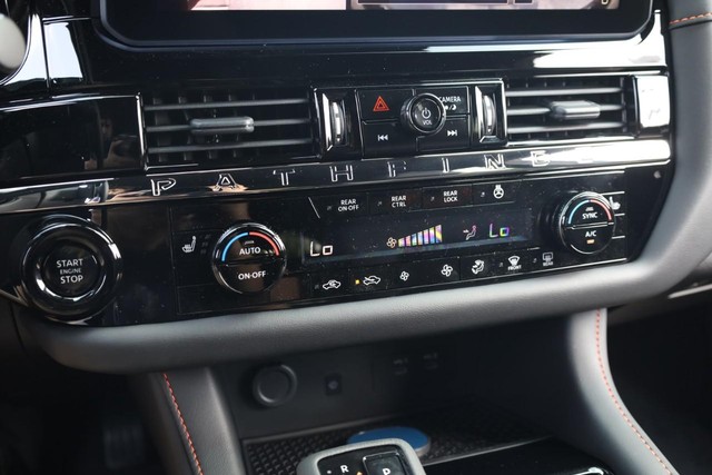 Nissan Pathfinder Vehicle Full-screen Gallery Image 15