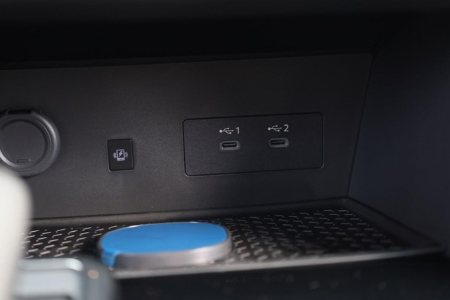 Nissan Pathfinder Vehicle Full-screen Gallery Image 16