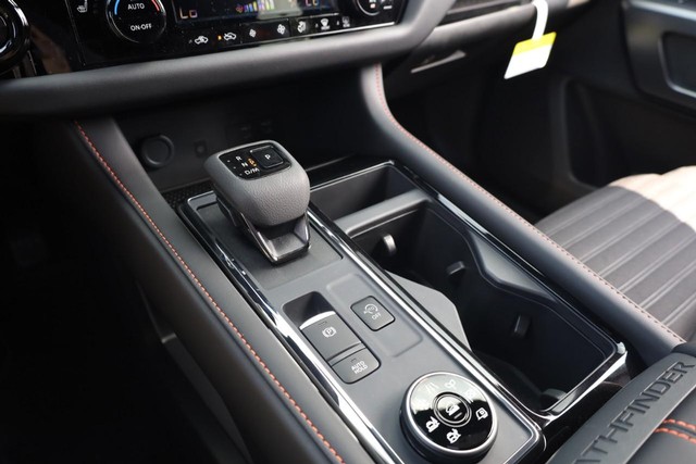 Nissan Pathfinder Vehicle Full-screen Gallery Image 17