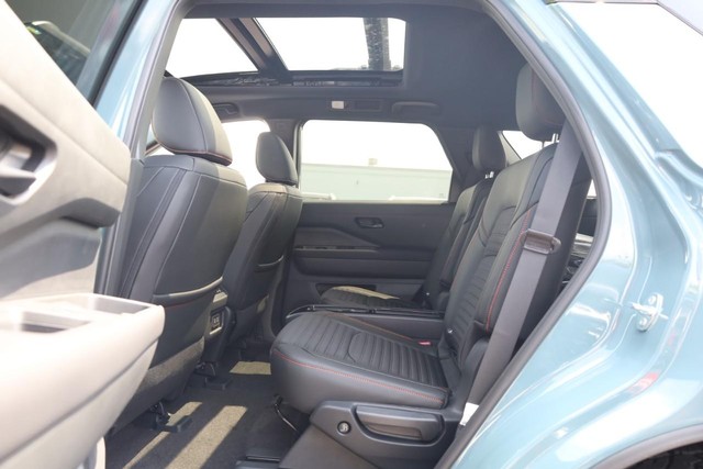 Nissan Pathfinder Vehicle Full-screen Gallery Image 23