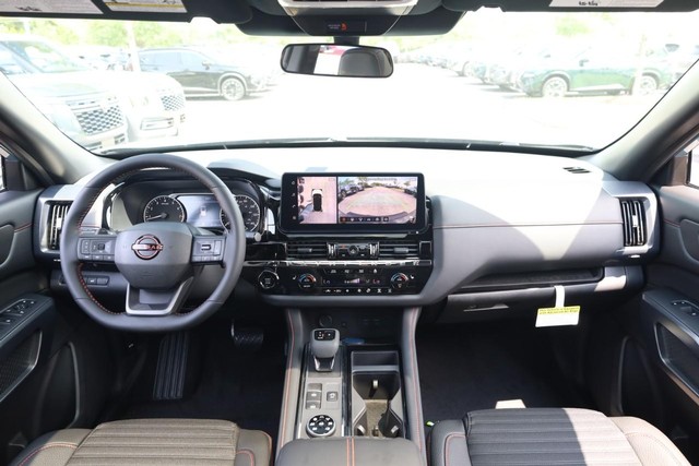 Nissan Pathfinder Vehicle Full-screen Gallery Image 24