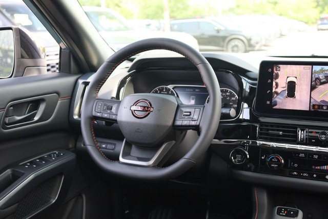 Nissan Pathfinder Vehicle Full-screen Gallery Image 25