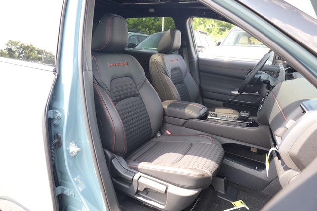 Nissan Pathfinder Vehicle Full-screen Gallery Image 26
