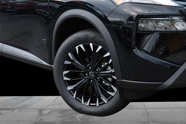 Nissan Rogue Vehicle Full-screen Gallery Image 3