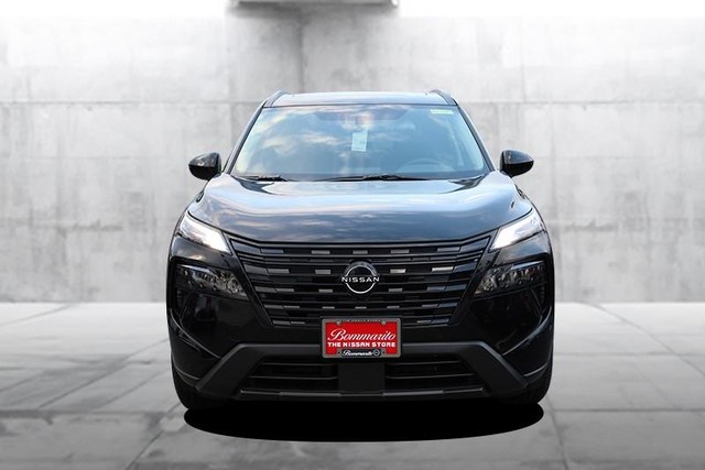 Nissan Rogue Vehicle Full-screen Gallery Image 4