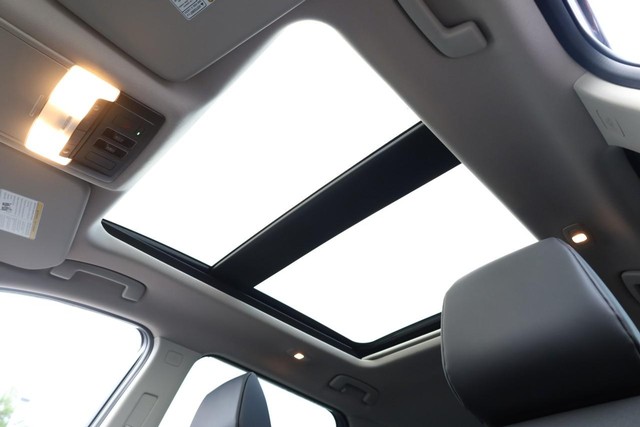 Nissan Rogue Vehicle Full-screen Gallery Image 9