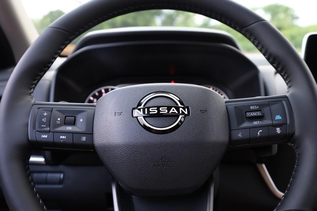 Nissan Rogue Vehicle Full-screen Gallery Image 11
