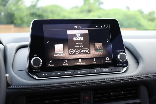 Nissan Rogue Vehicle Full-screen Gallery Image 13