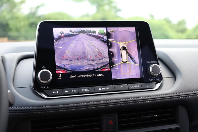 Nissan Rogue Vehicle Full-screen Gallery Image 14