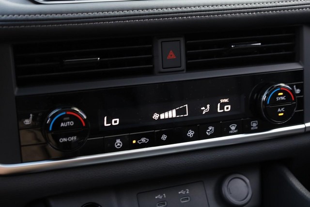 Nissan Rogue Vehicle Full-screen Gallery Image 15
