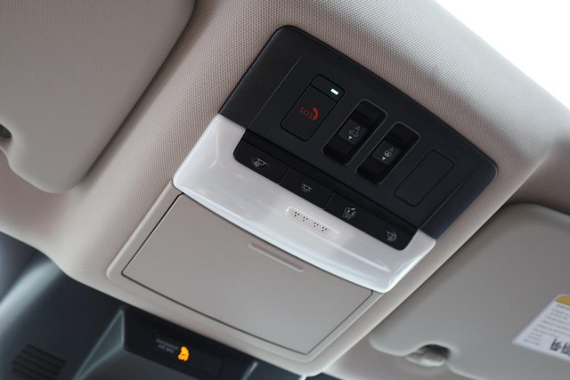Nissan Rogue Vehicle Full-screen Gallery Image 18
