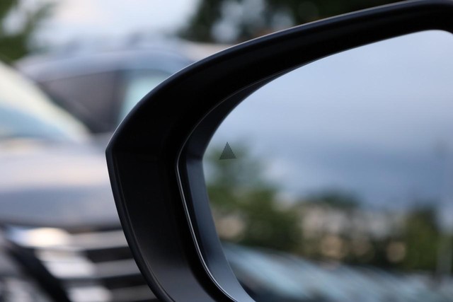 Nissan Rogue Vehicle Full-screen Gallery Image 21