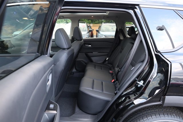 Nissan Rogue Vehicle Full-screen Gallery Image 22