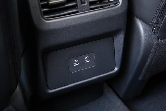 Nissan Rogue Vehicle Full-screen Gallery Image 23