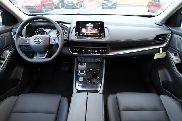 Nissan Rogue Vehicle Full-screen Gallery Image 24
