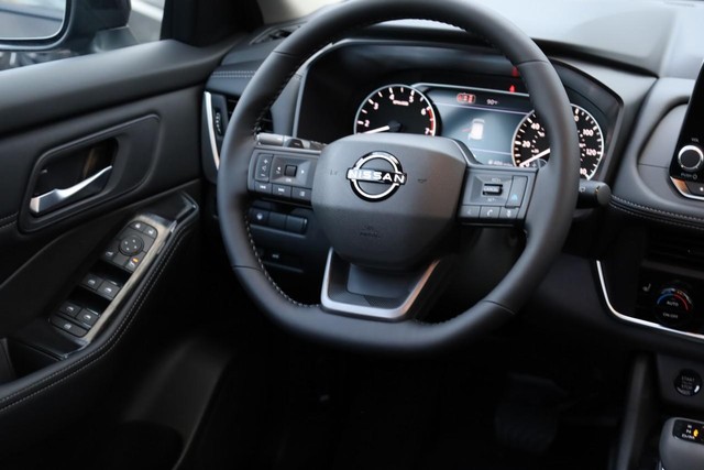 Nissan Rogue Vehicle Full-screen Gallery Image 25