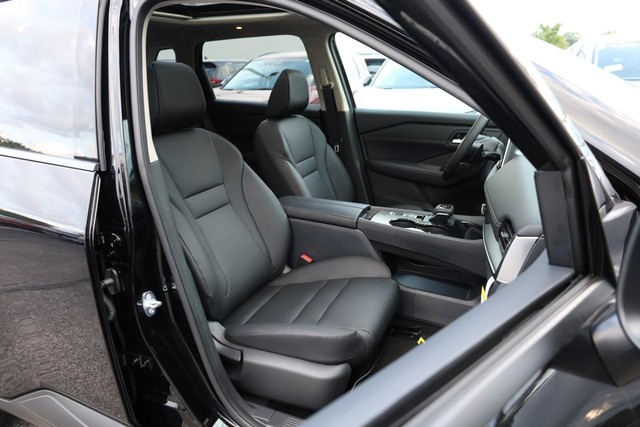 Nissan Rogue Vehicle Full-screen Gallery Image 26
