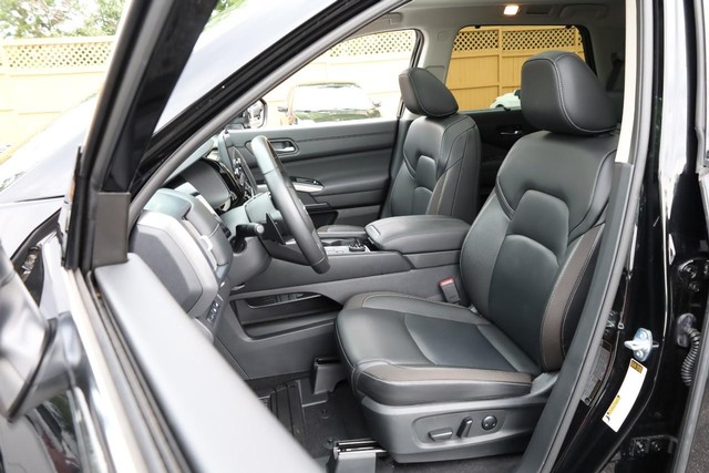 Nissan Pathfinder Vehicle Image 10