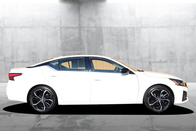 Nissan Altima Vehicle Image 05