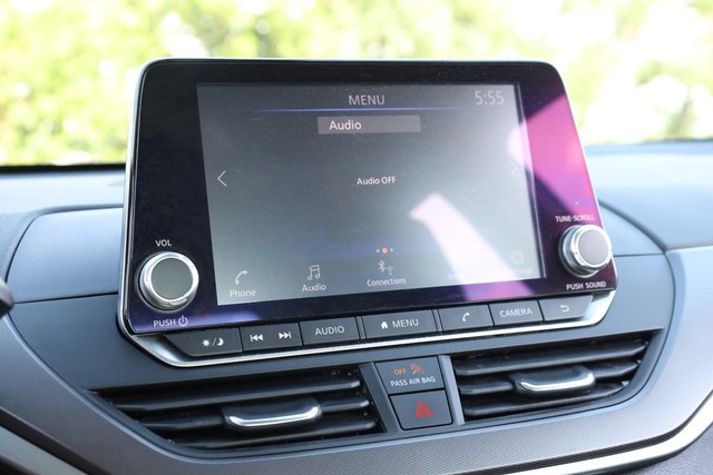 Nissan Altima Vehicle Image 11