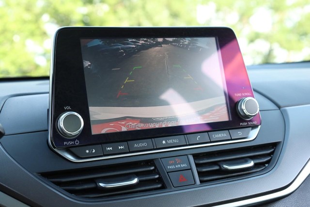 Nissan Altima Vehicle Image 12