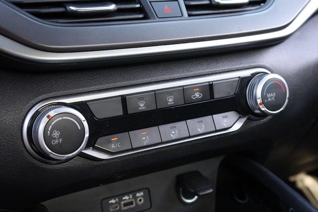 Nissan Altima Vehicle Image 13