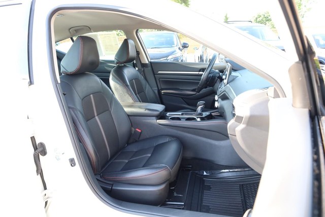 Nissan Altima Vehicle Image 23