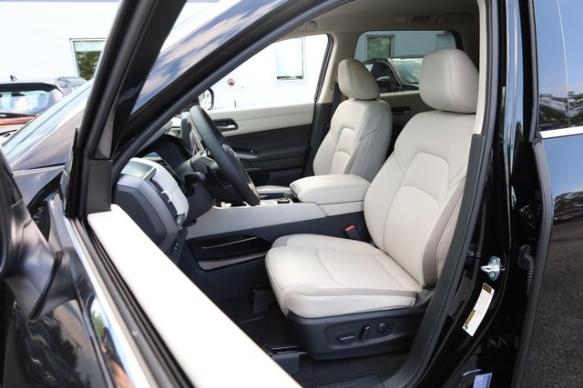 Nissan Pathfinder Vehicle Full-screen Gallery Image 10