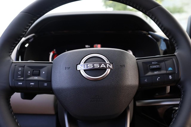Nissan Pathfinder Vehicle Full-screen Gallery Image 11