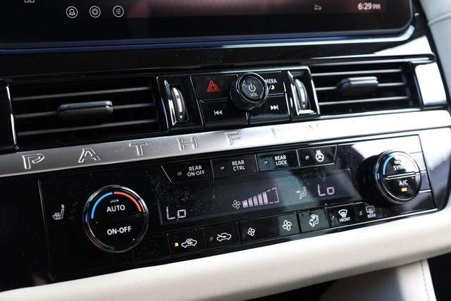 Nissan Pathfinder Vehicle Full-screen Gallery Image 15
