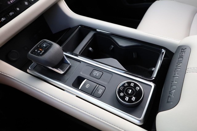 Nissan Pathfinder Vehicle Full-screen Gallery Image 17