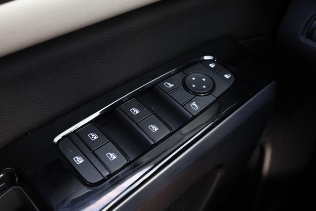 Nissan Pathfinder Vehicle Full-screen Gallery Image 19
