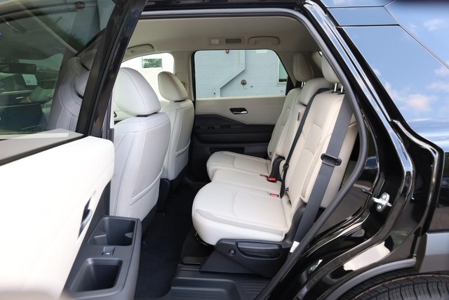 Nissan Pathfinder Vehicle Full-screen Gallery Image 22