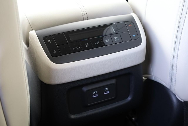 Nissan Pathfinder Vehicle Full-screen Gallery Image 23