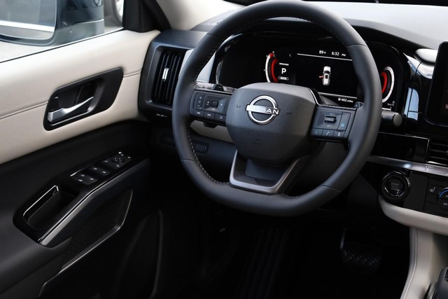 Nissan Pathfinder Vehicle Full-screen Gallery Image 25