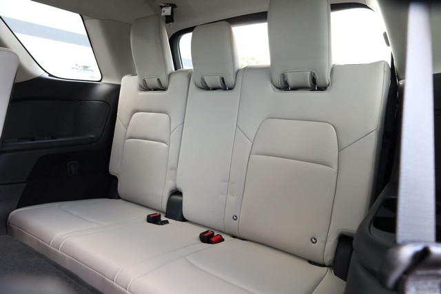 Nissan Pathfinder Vehicle Full-screen Gallery Image 26