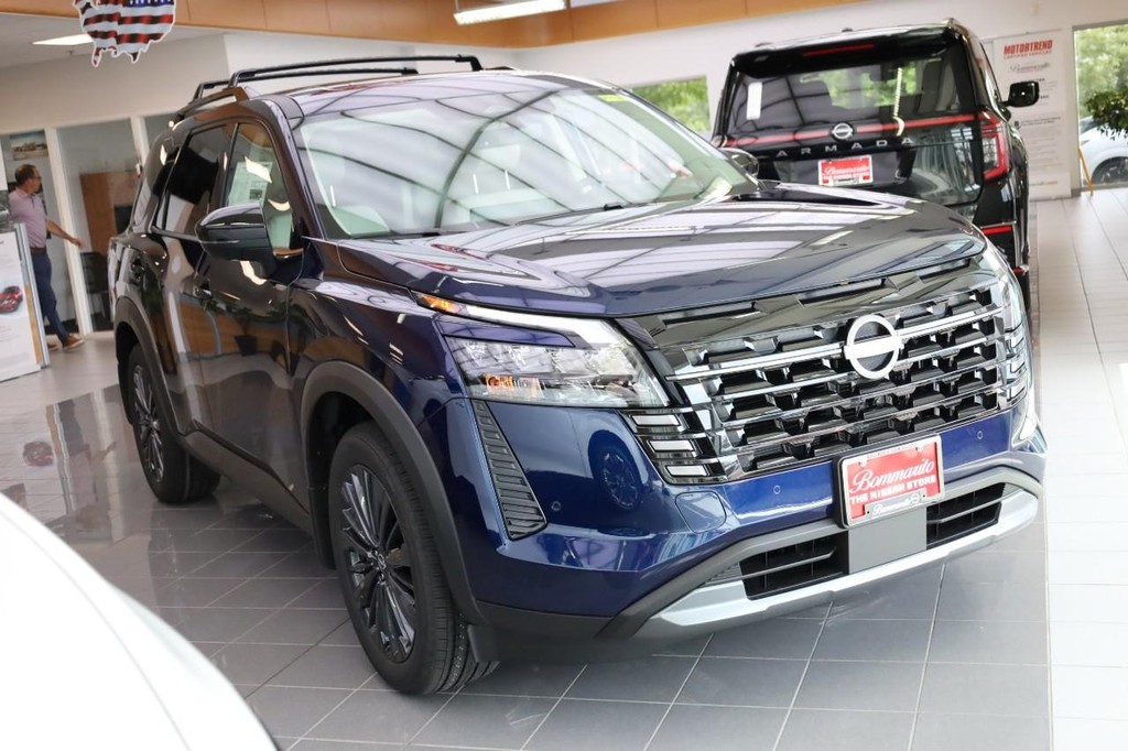 Nissan Pathfinder Vehicle Image 02